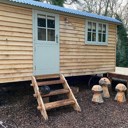 Chez Maurice Luxury Shepherds Hut With Bath And Hot Tub Kelling Exteriör bild