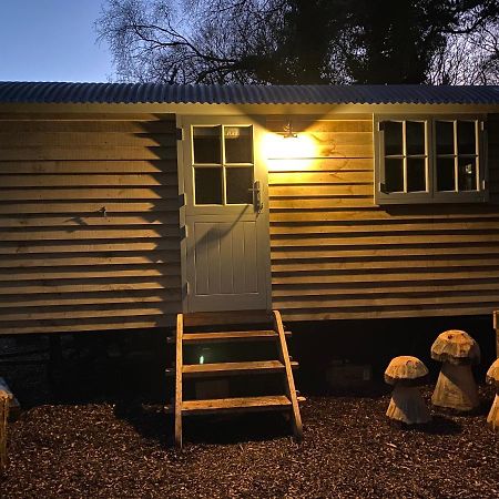 Chez Maurice Luxury Shepherds Hut With Bath And Hot Tub Kelling Exteriör bild