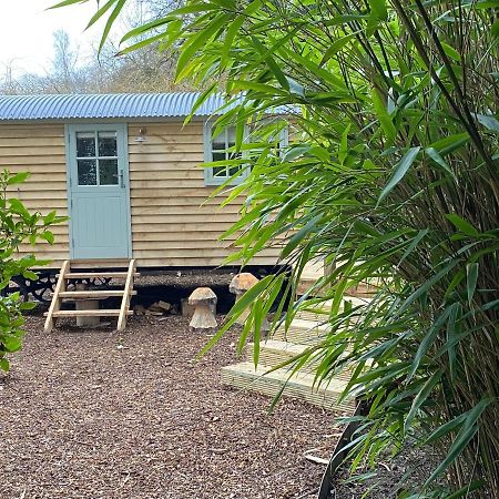 Chez Maurice Luxury Shepherds Hut With Bath And Hot Tub Kelling Exteriör bild