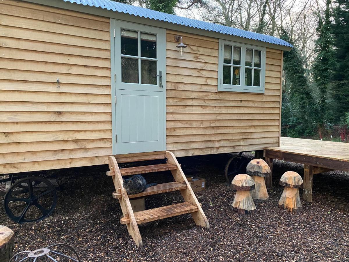 Chez Maurice Luxury Shepherds Hut With Bath And Hot Tub Kelling Exteriör bild
