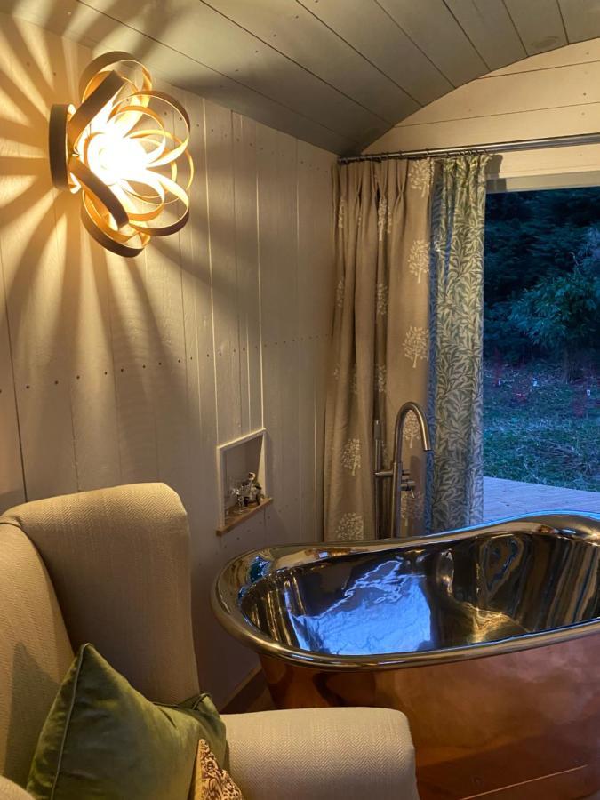 Chez Maurice Luxury Shepherds Hut With Bath And Hot Tub Kelling Exteriör bild