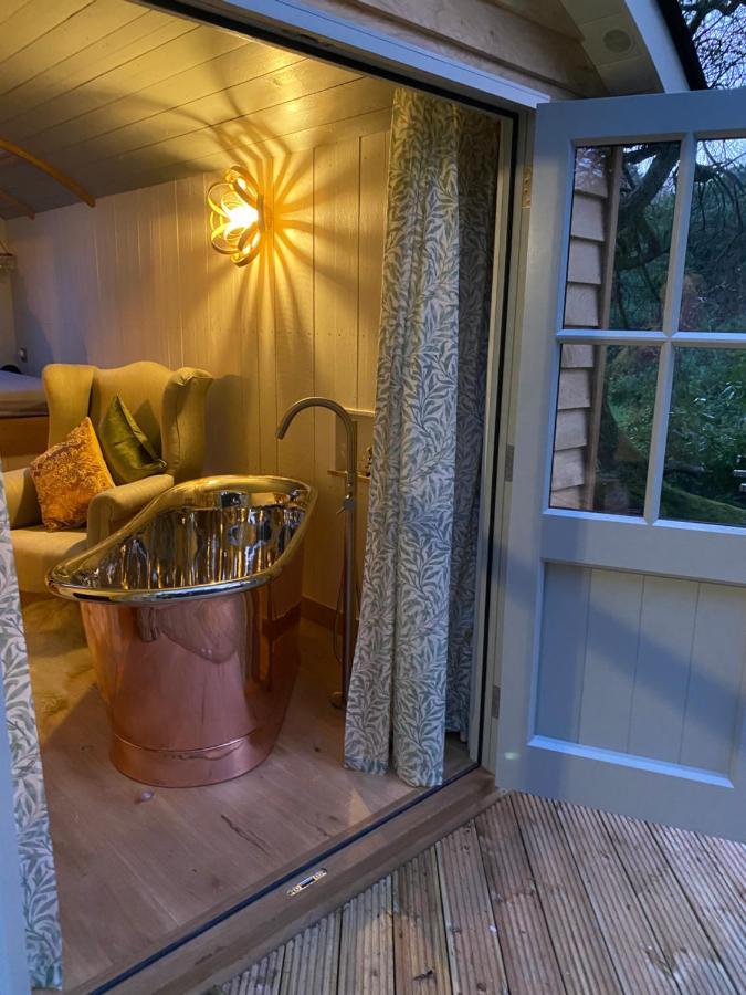 Chez Maurice Luxury Shepherds Hut With Bath And Hot Tub Kelling Exteriör bild