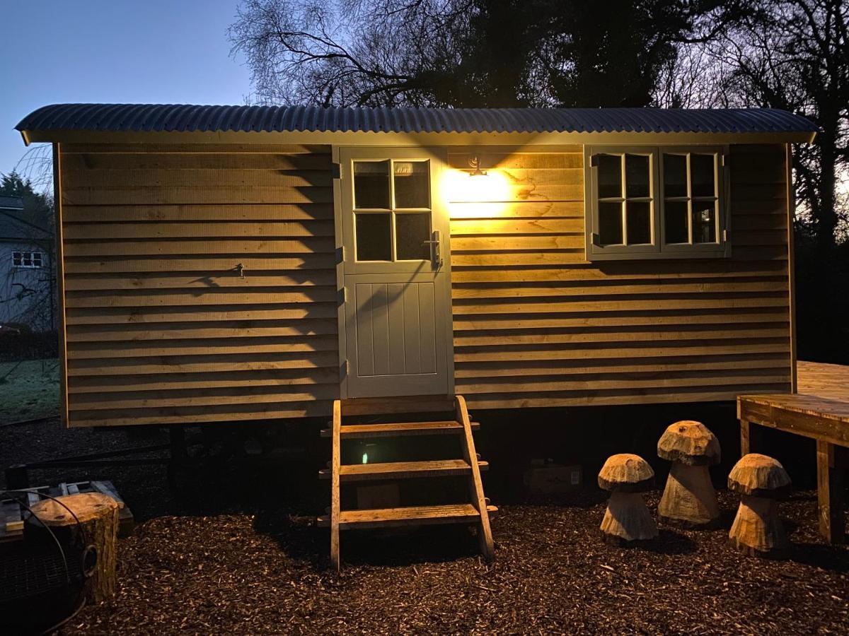 Chez Maurice Luxury Shepherds Hut With Bath And Hot Tub Kelling Exteriör bild