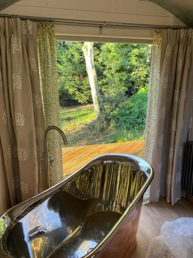 Chez Maurice Luxury Shepherds Hut With Bath And Hot Tub Kelling Exteriör bild