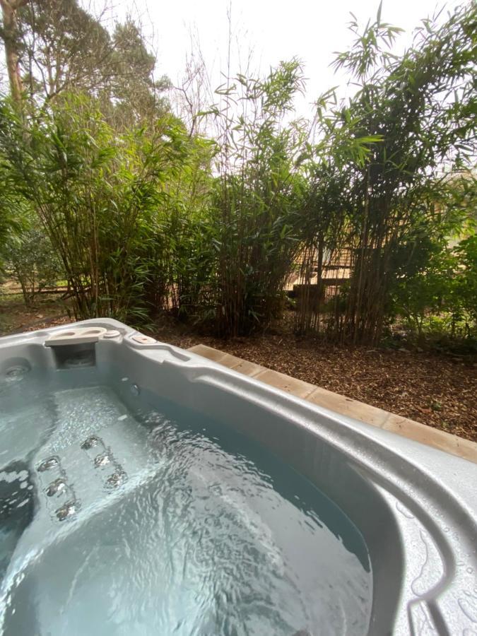 Chez Maurice Luxury Shepherds Hut With Bath And Hot Tub Kelling Exteriör bild