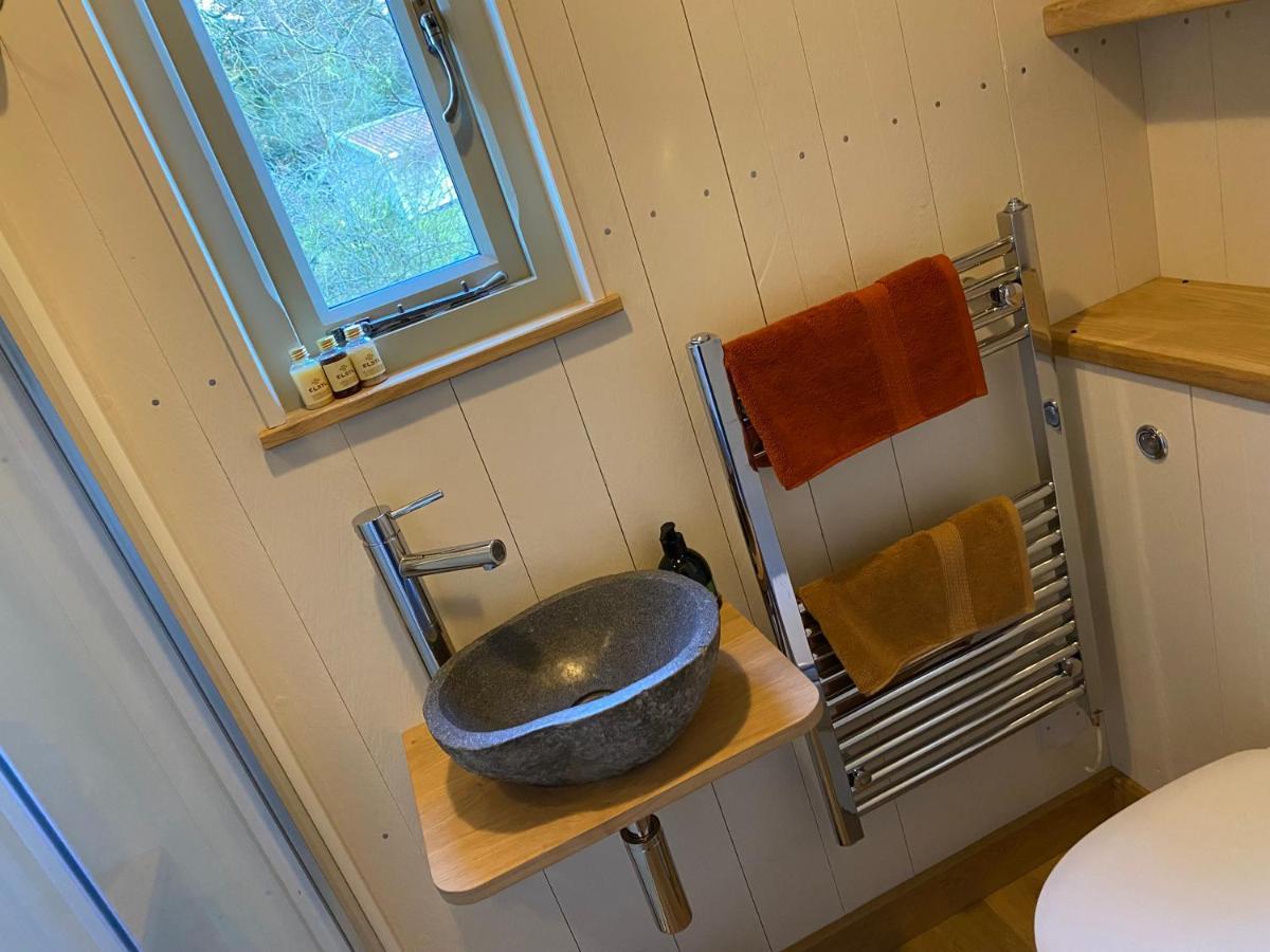 Chez Maurice Luxury Shepherds Hut With Bath And Hot Tub Kelling Exteriör bild