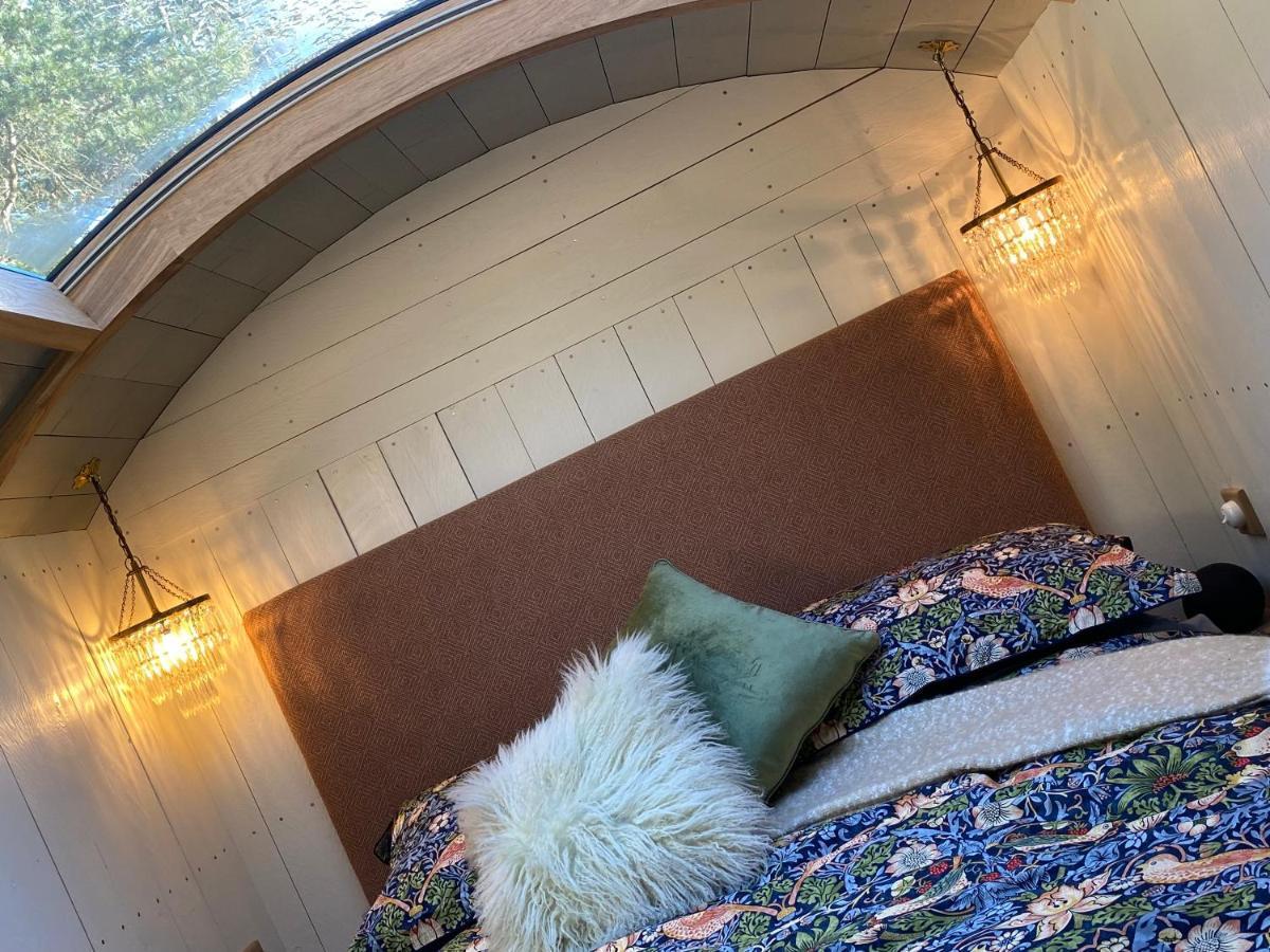Chez Maurice Luxury Shepherds Hut With Bath And Hot Tub Kelling Exteriör bild