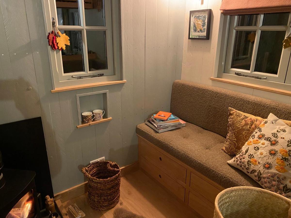 Chez Maurice Luxury Shepherds Hut With Bath And Hot Tub Kelling Exteriör bild