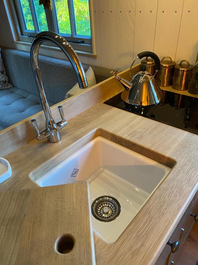Chez Maurice Luxury Shepherds Hut With Bath And Hot Tub Kelling Exteriör bild
